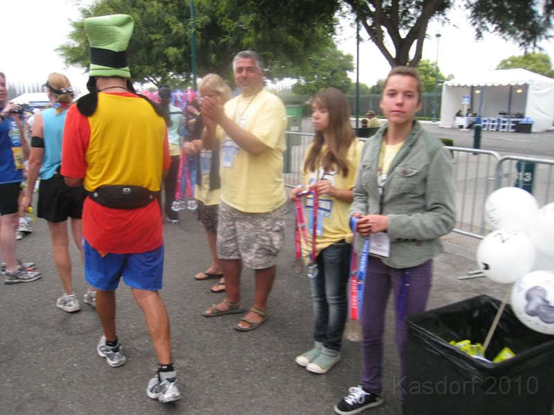 Disneyland 2010 HM Race 0530.JPG - But keep going the Half Marathon Medal is here.